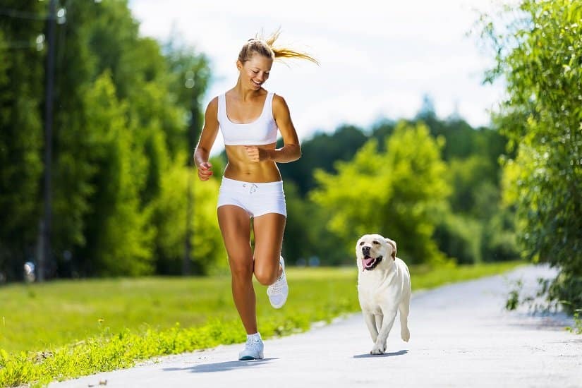 junge Frau läuft mit ihrem Hund